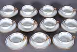 Conjunto com onze xícaras para café com pires d... - Conjunto com onze xícaras para café com pires de porcelana europeia decoradas com guirlanda floral em azul e frisos dourados (3 xícaras com pequ...