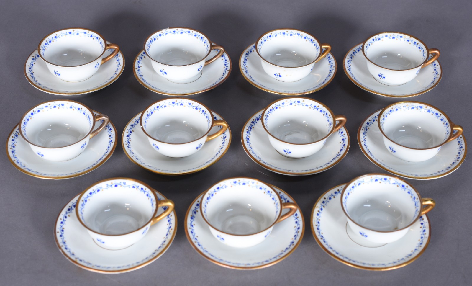 Conjunto com onze xícaras para café com pires de porcelana europeia... - foto 2 de 7