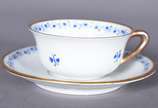 Conjunto com onze xícaras para café com pires d... - Conjunto com onze xícaras para café com pires de porcelana europeia decoradas com guirlanda floral em azul e frisos dourados (3 xícaras com pequ...