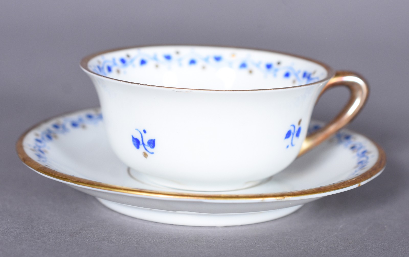 Conjunto com onze xícaras para café com pires de porcelana europeia... - foto 3 de 7