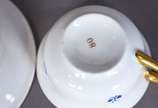 Conjunto com onze xícaras para café com pires d... - Conjunto com onze xícaras para café com pires de porcelana europeia decoradas com guirlanda floral em azul e frisos dourados (3 xícaras com pequ...