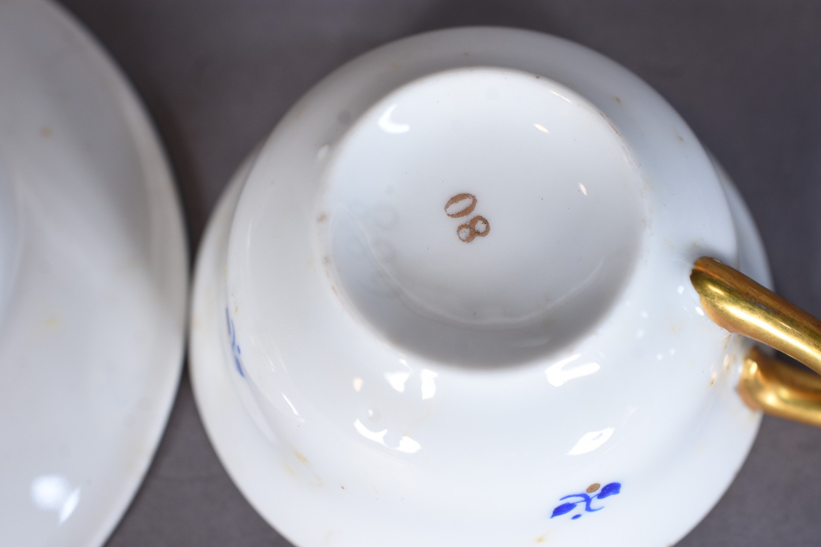 Conjunto com onze xícaras para café com pires de porcelana europeia... - foto 4 de 7