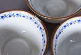 Conjunto com onze xícaras para café com pires d... - Conjunto com onze xícaras para café com pires de porcelana europeia decoradas com guirlanda floral em azul e frisos dourados (3 xícaras com pequ...