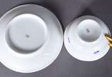 Conjunto com onze xícaras para café com pires d... - Conjunto com onze xícaras para café com pires de porcelana europeia decoradas com guirlanda floral em azul e frisos dourados (3 xícaras com pequ...