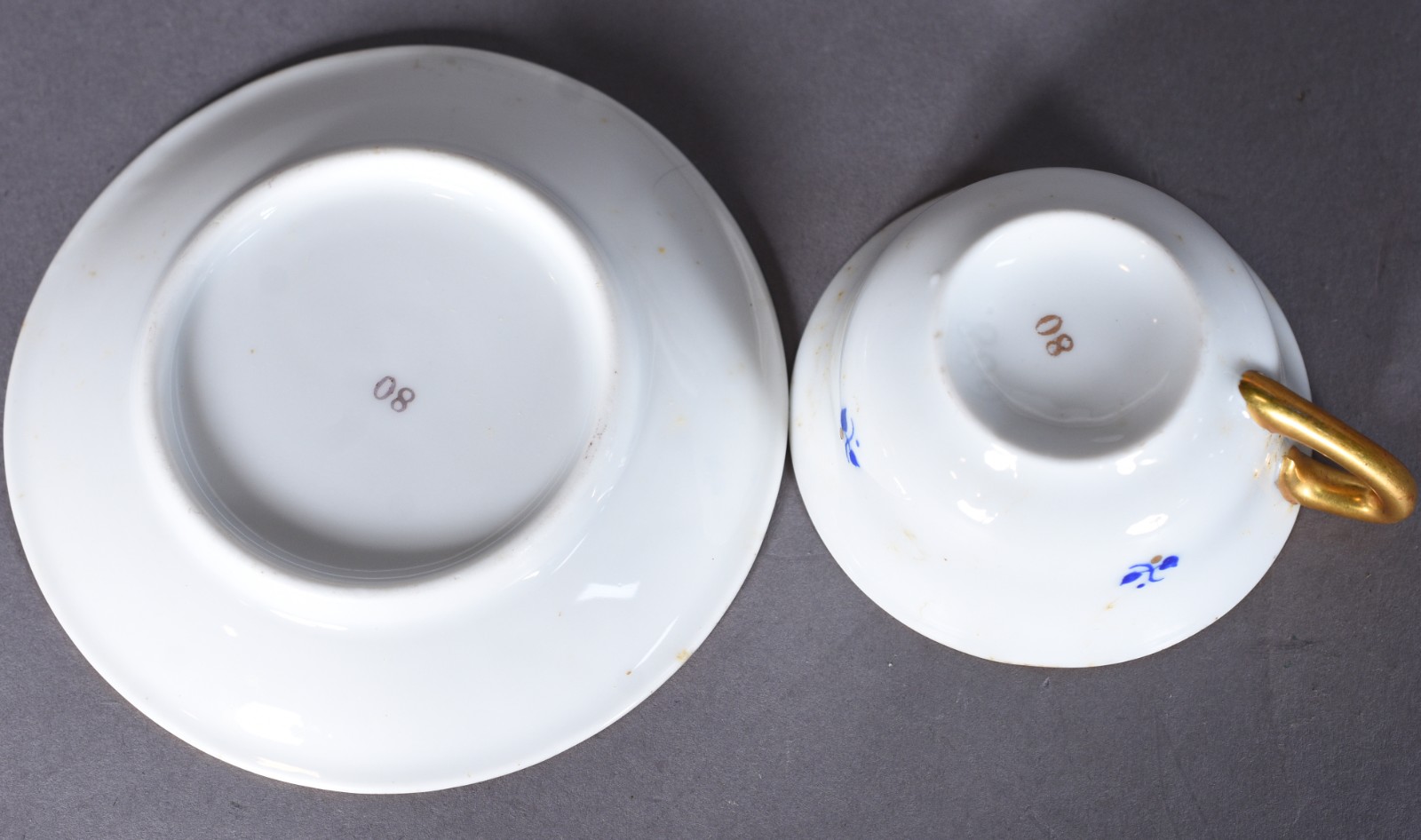 Conjunto com onze xícaras para café com pires de porcelana europeia... - foto 6 de 7
