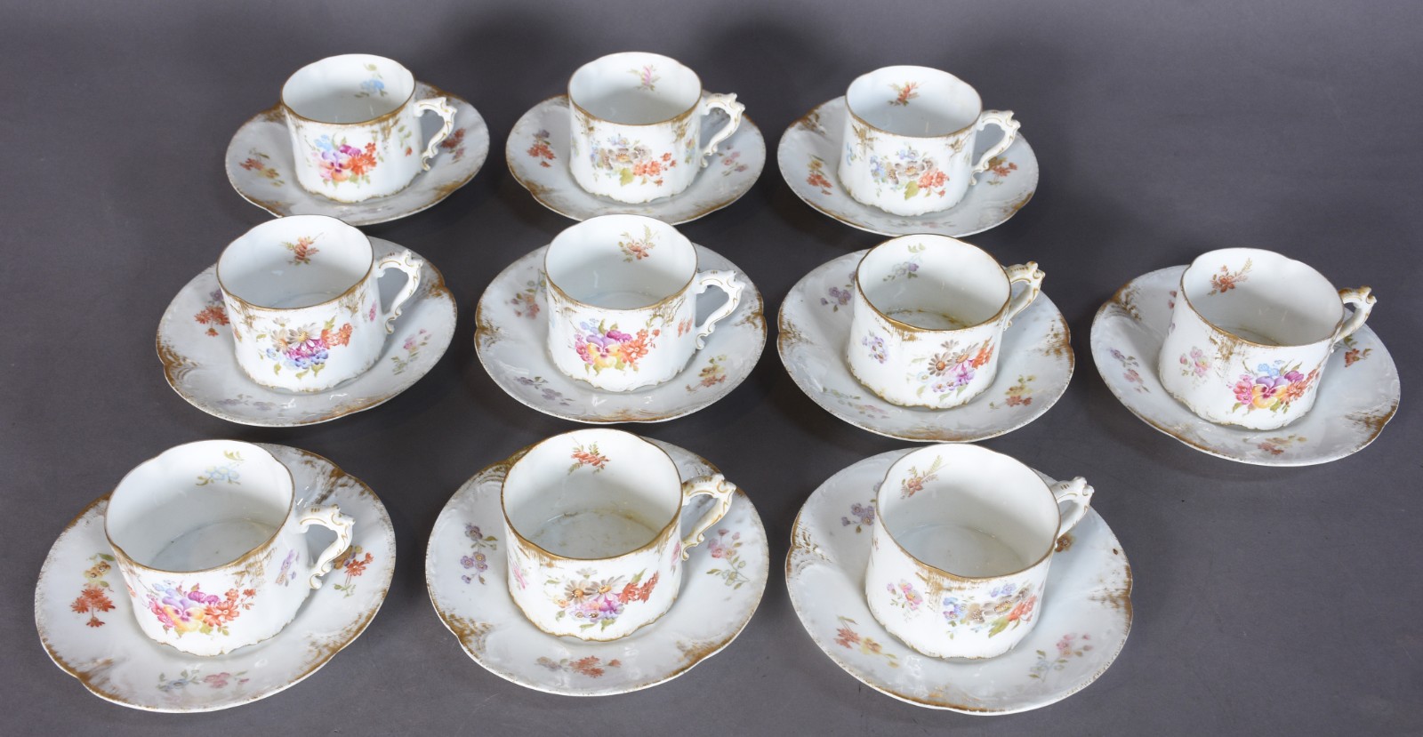 Dez xícaras de chá com pires de porcelana francesa SANSSOUCI... - foto 2 de 8