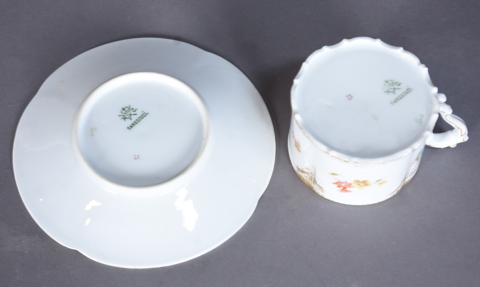 Dez xícaras de chá com pires de porcelana francesa SANSSOUCI... - foto 6 de 8
