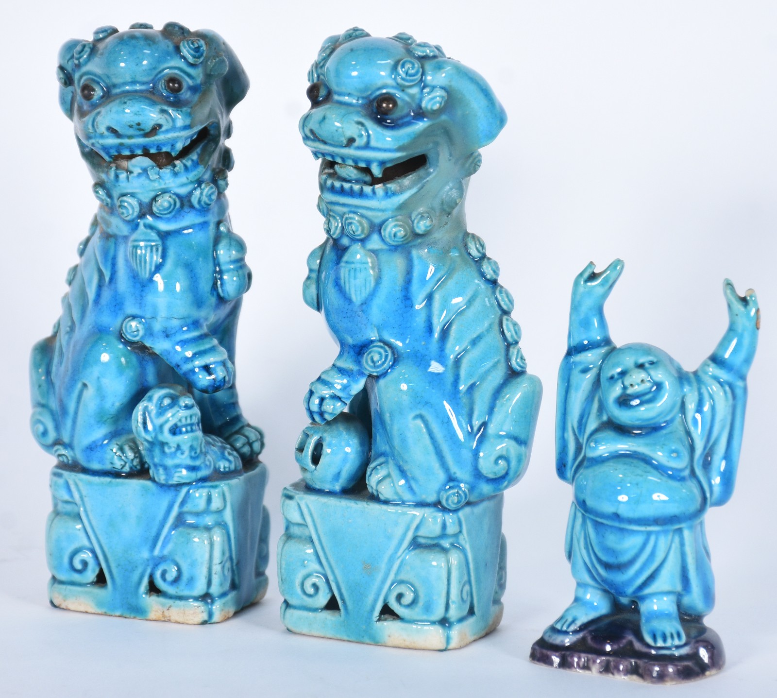 Três peças de porcelana oriental azul turquesa, sendo: par de cães de... - foto 1 de 9
