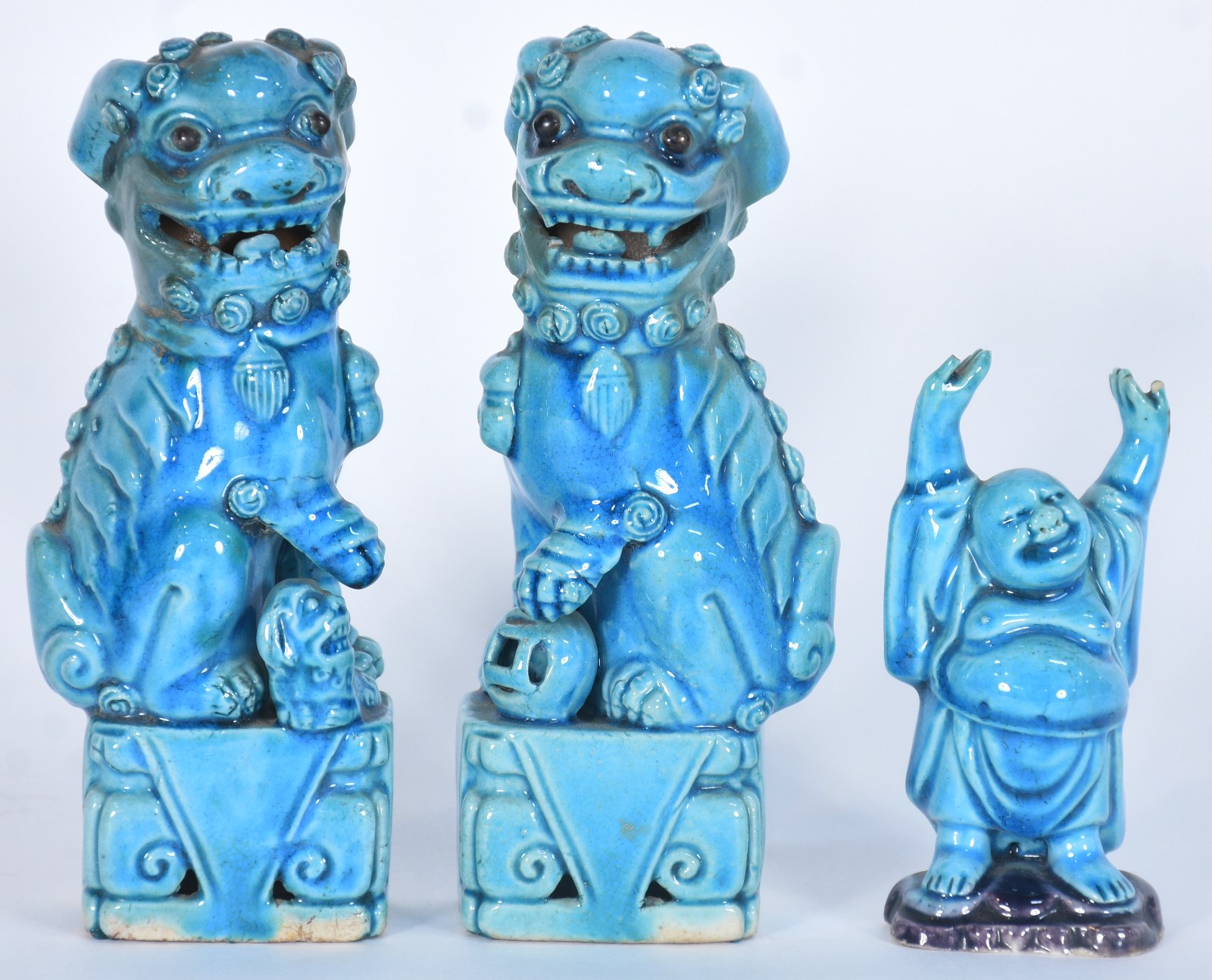 Três peças de porcelana oriental azul turquesa, sendo: par de cães de... - foto 2 de 9