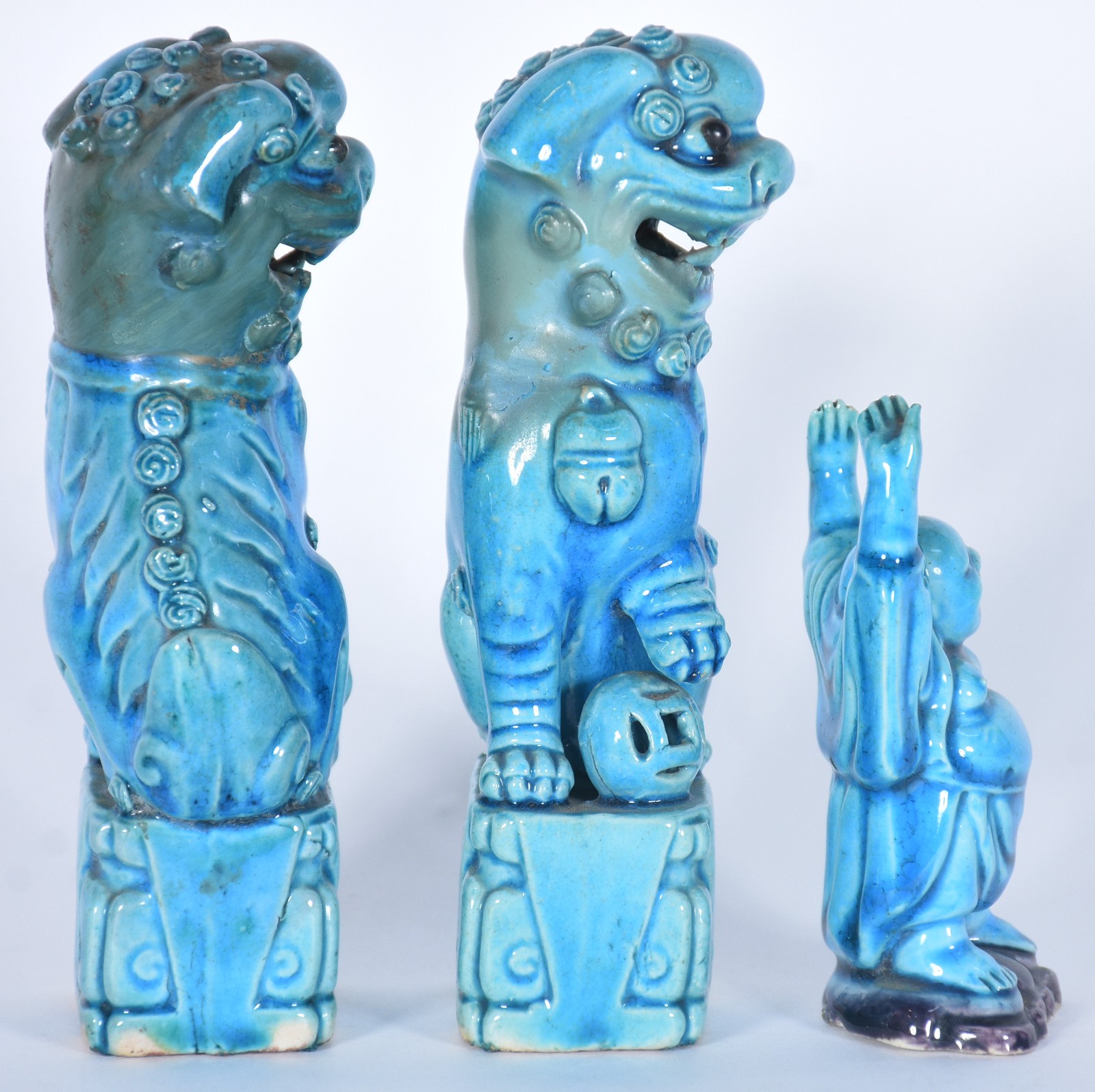 Três peças de porcelana oriental azul turquesa, sendo: par de cães de... - foto 3 de 9
