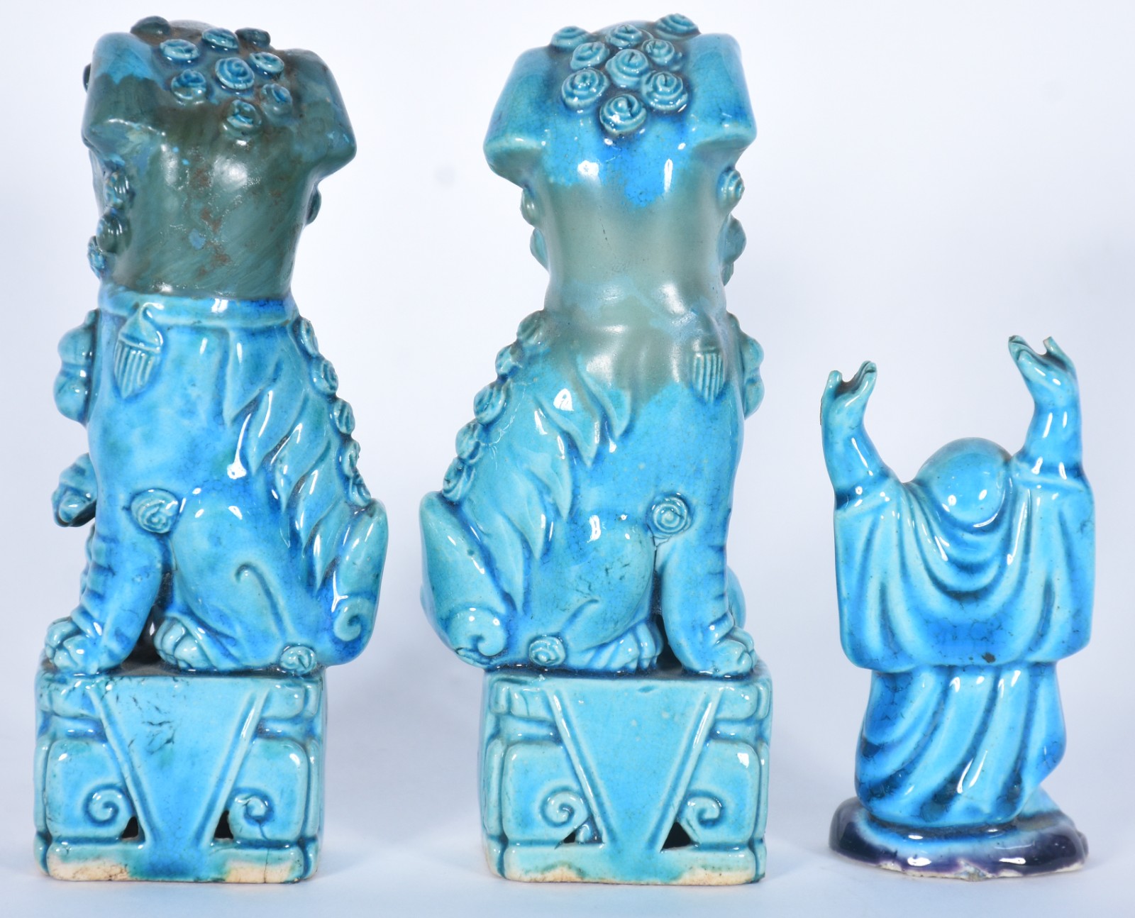 Três peças de porcelana oriental azul turquesa, sendo: par de cães de... - foto 4 de 9