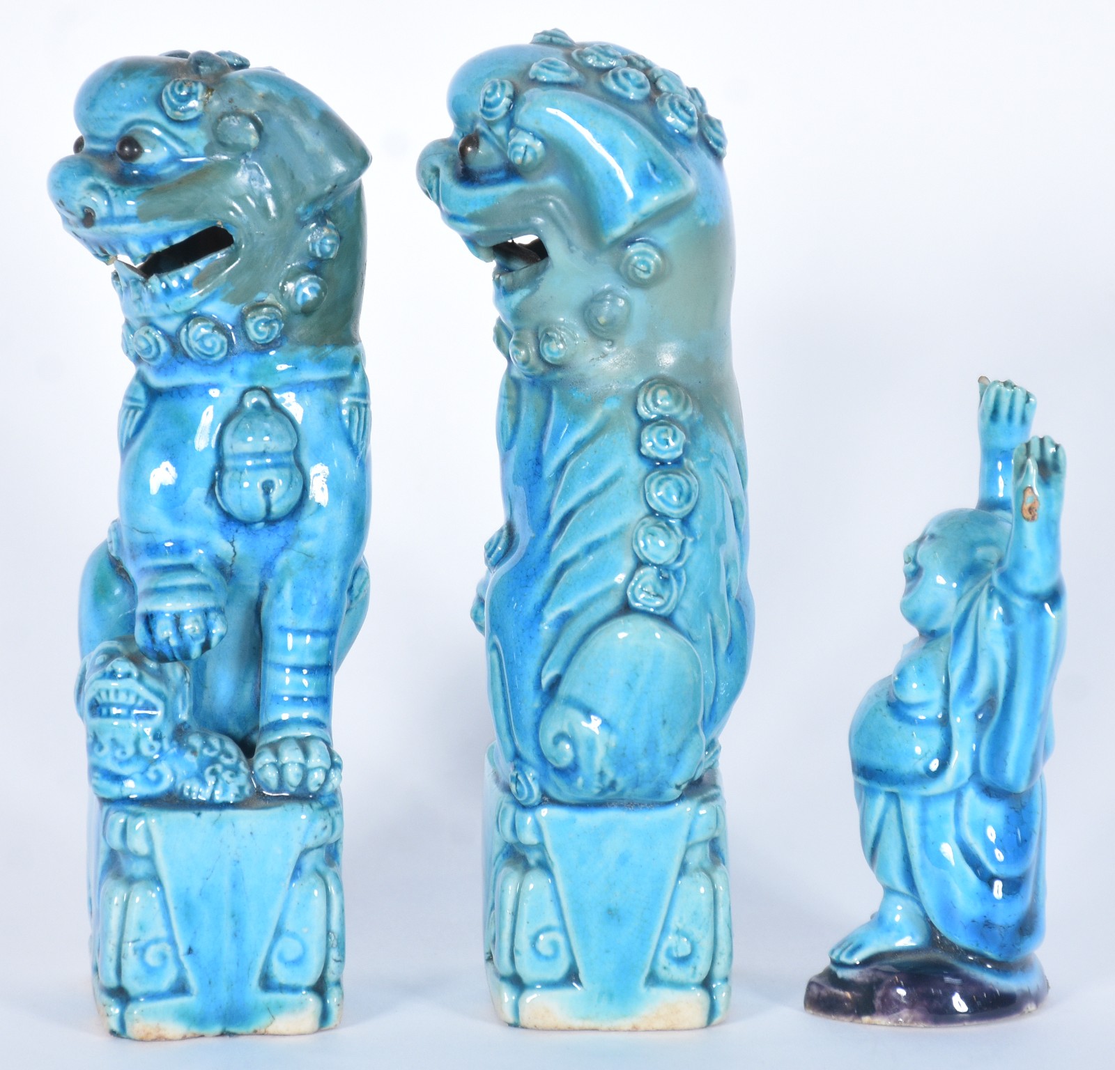 Três peças de porcelana oriental azul turquesa, sendo: par de cães de... - foto 5 de 9