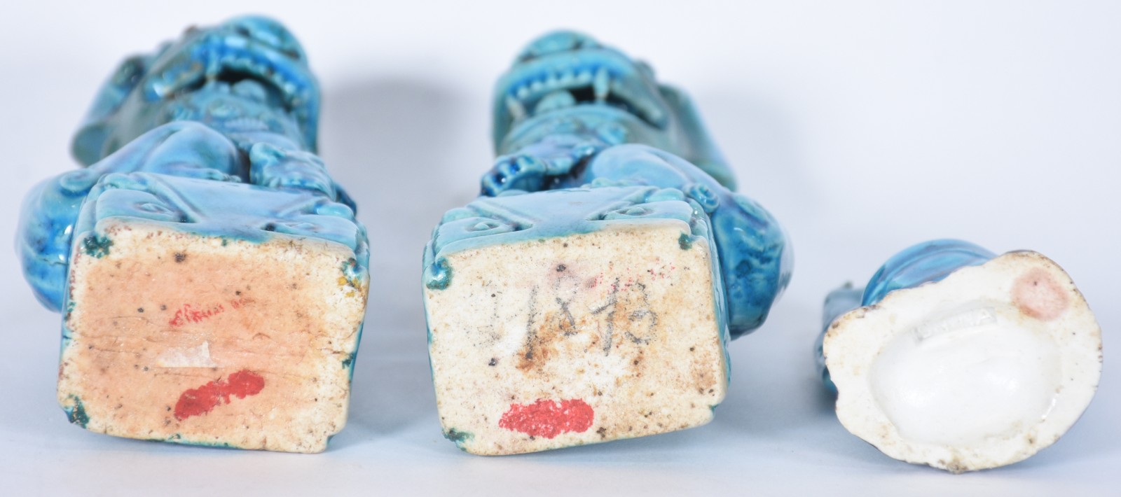 Três peças de porcelana oriental azul turquesa, sendo: par de cães de... - foto 6 de 9