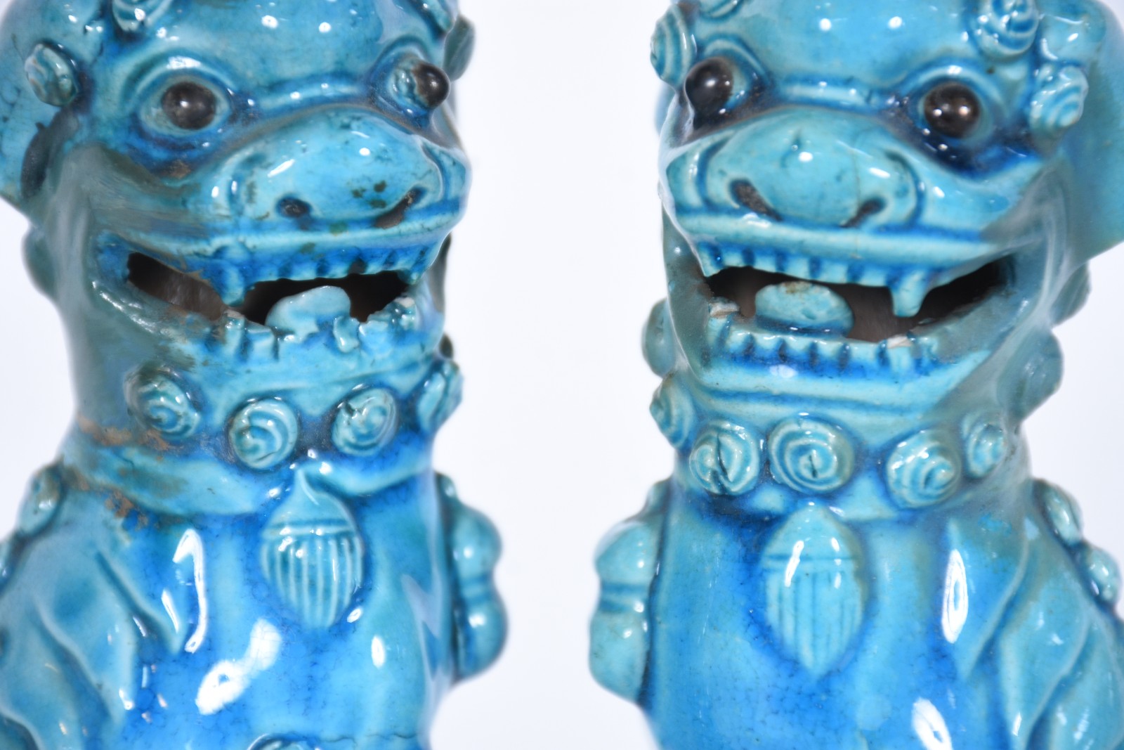 Três peças de porcelana oriental azul turquesa, sendo: par de cães de... - foto 8 de 9