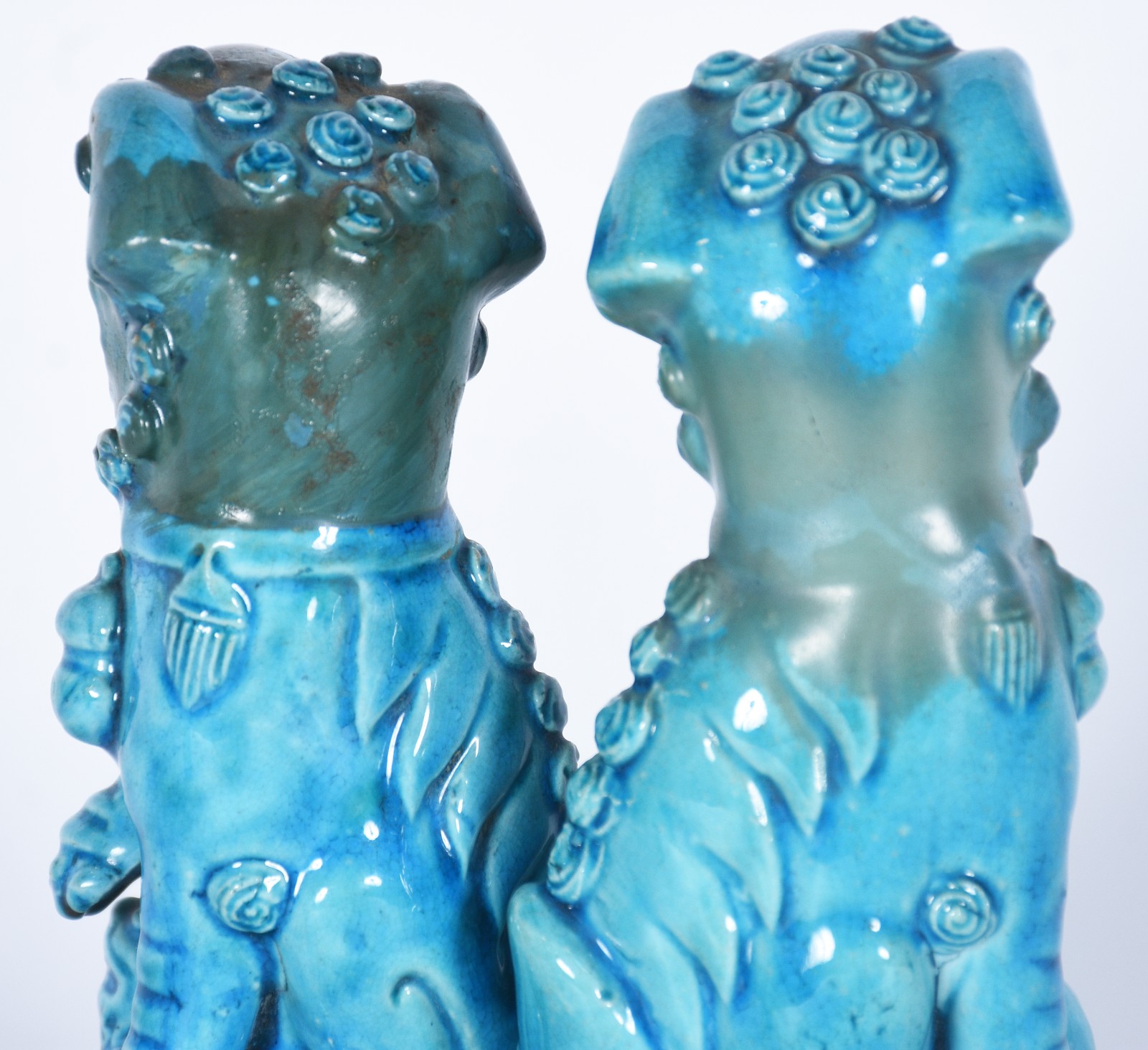 Três peças de porcelana oriental azul turquesa, sendo: par de cães de... - foto 9 de 9