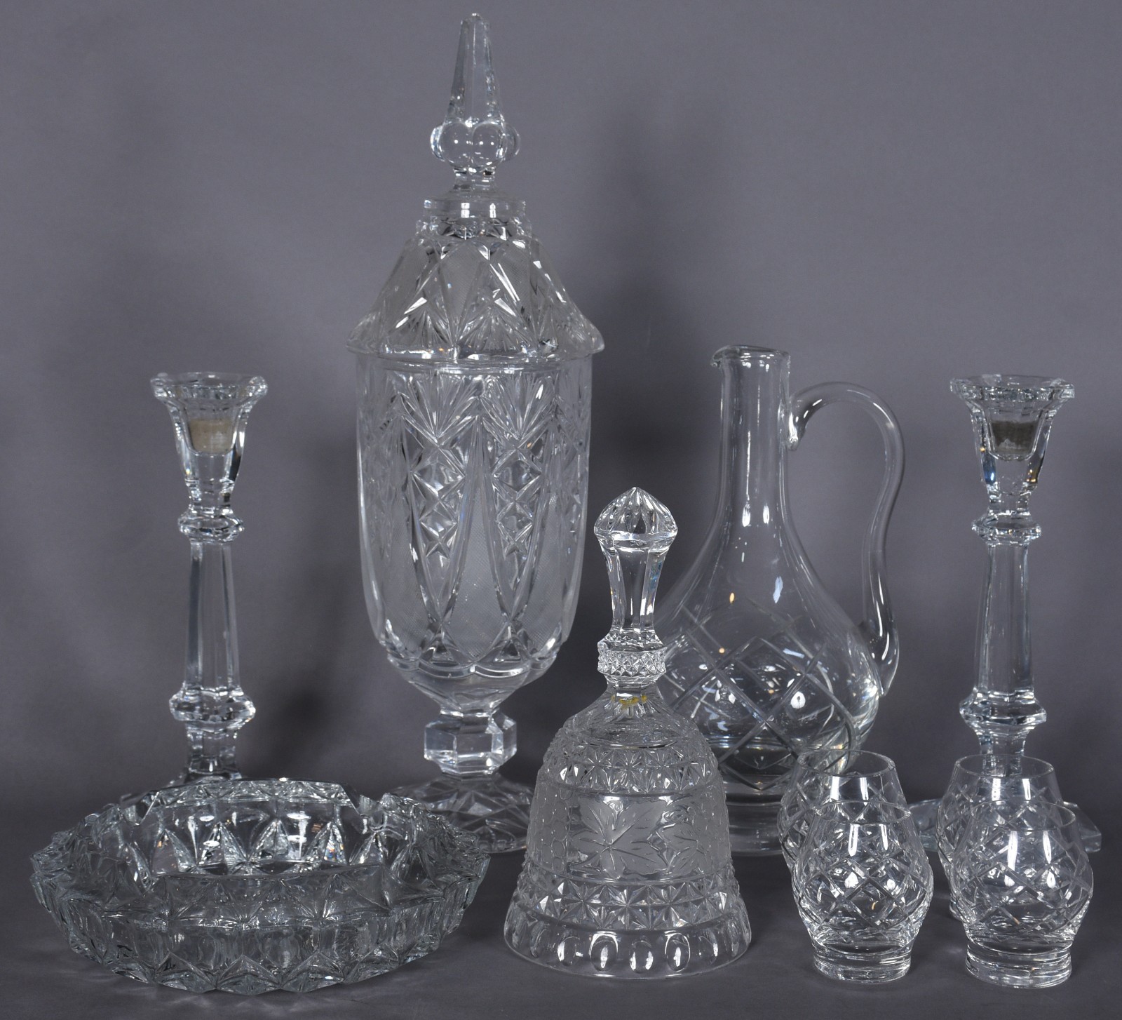 Diversas peças de cristal, sendo: bomboniere, licoreira com 4... - foto 1 de 10