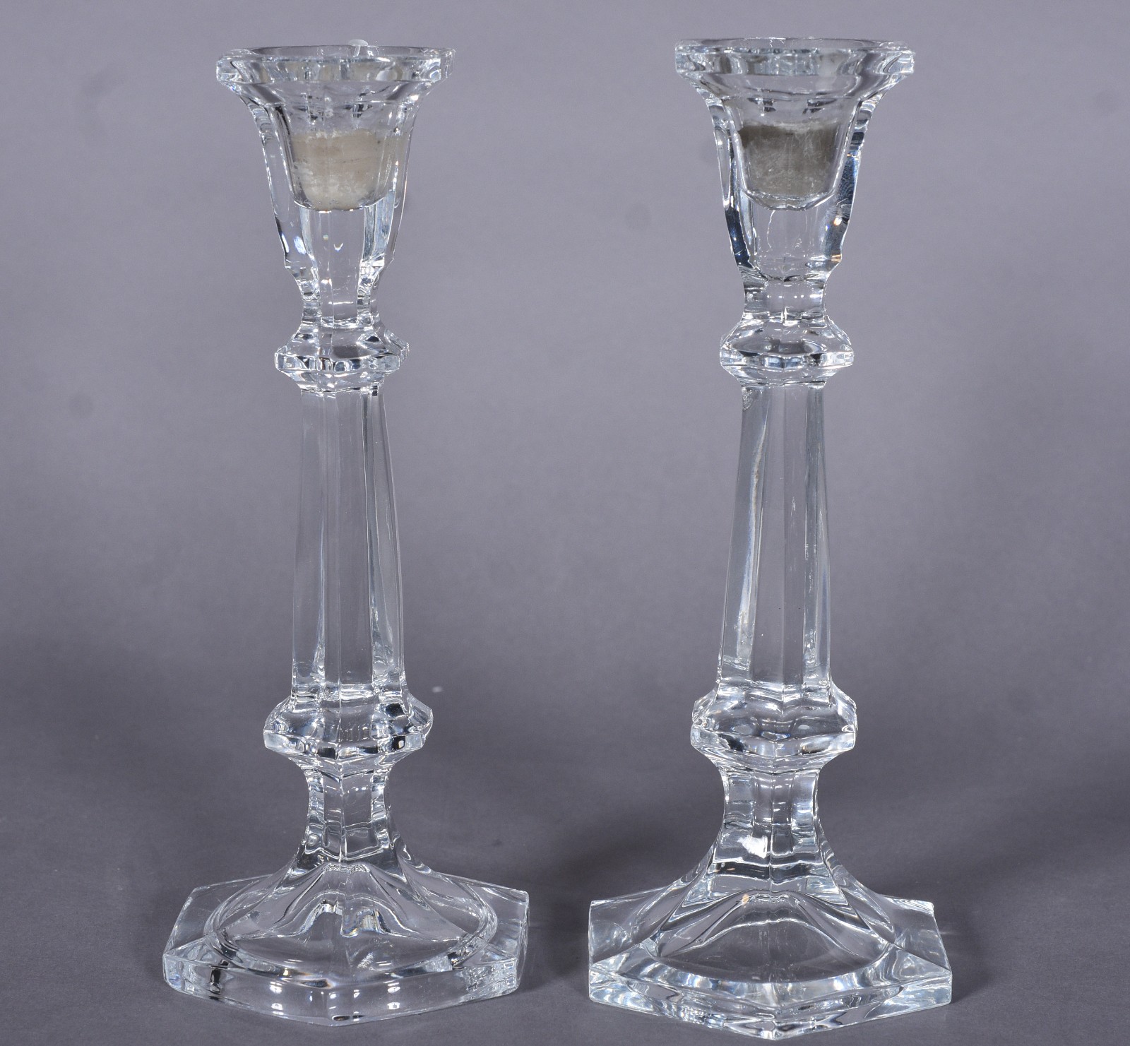Diversas peças de cristal, sendo: bomboniere, licoreira com 4... - foto 2 de 10