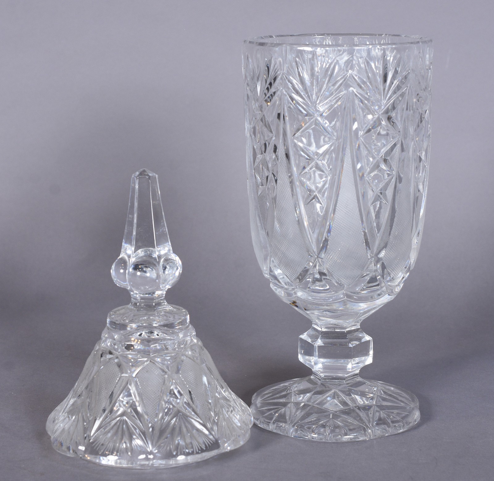 Diversas peças de cristal, sendo: bomboniere, licoreira com 4... - foto 4 de 10