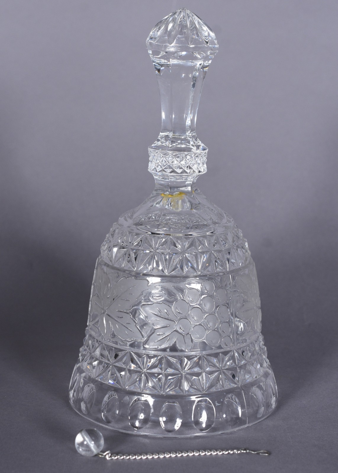Diversas peças de cristal, sendo: bomboniere, licoreira com 4... - foto 5 de 10