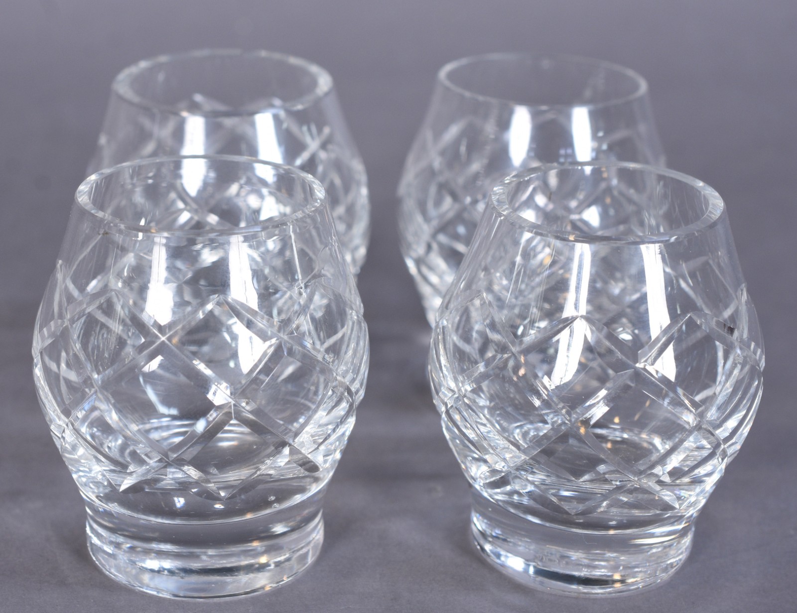 Diversas peças de cristal, sendo: bomboniere, licoreira com 4... - foto 6 de 10