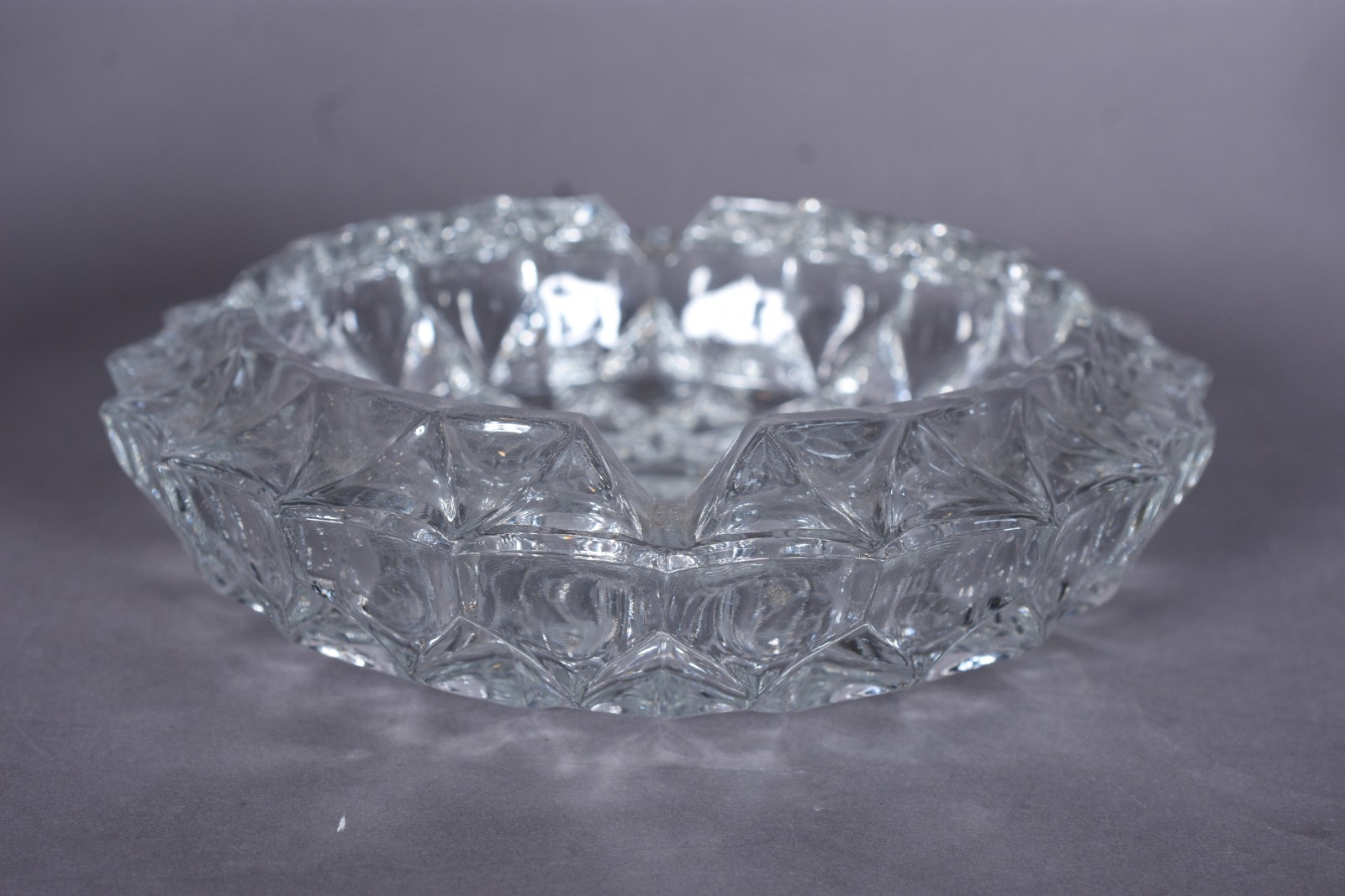 Diversas peças de cristal, sendo: bomboniere, licoreira com 4... - foto 8 de 10