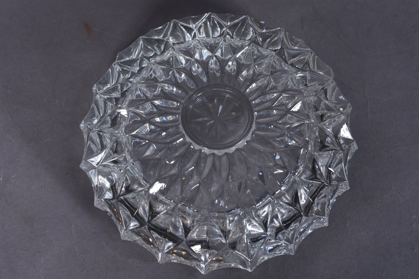 Diversas peças de cristal, sendo: bomboniere, licoreira com 4... - foto 9 de 10