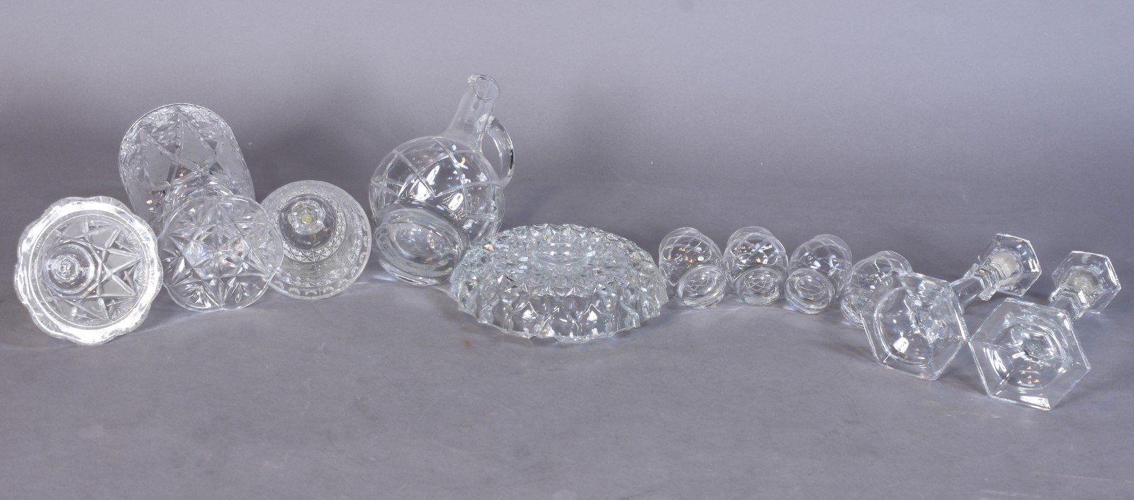 Diversas peças de cristal, sendo: bomboniere, licoreira com 4... - foto 10 de 10