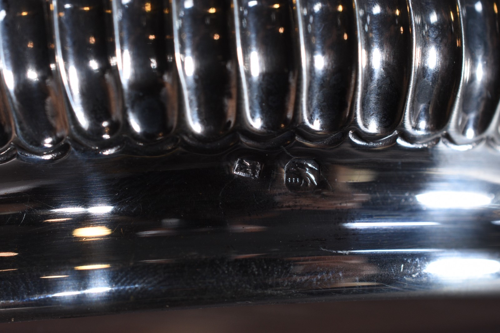 Duas peças diversas de prata, sendo: porta garrafa com fundo de... - foto 4 de 5