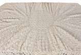 Toalha de mesa com rico trabalho floral em croc... - Toalha de mesa com rico trabalho floral em crochê na cor bege.