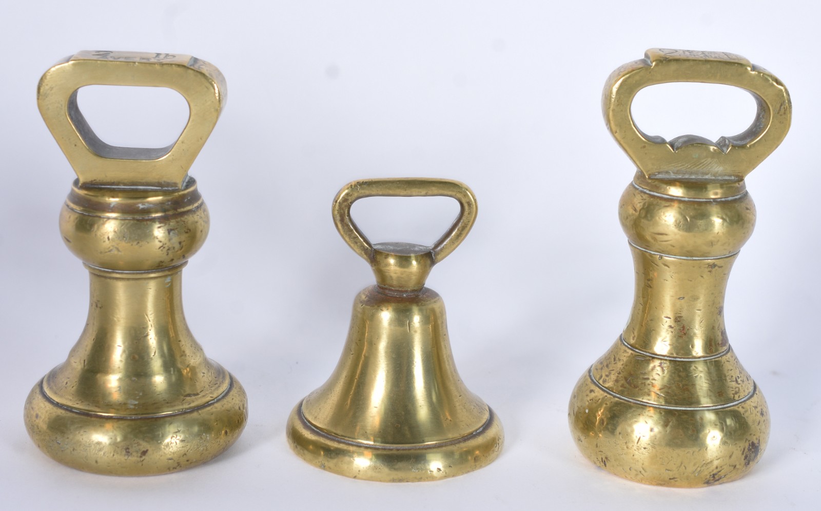Três pequenas peças decorativas de bronze. - foto 1 de 6