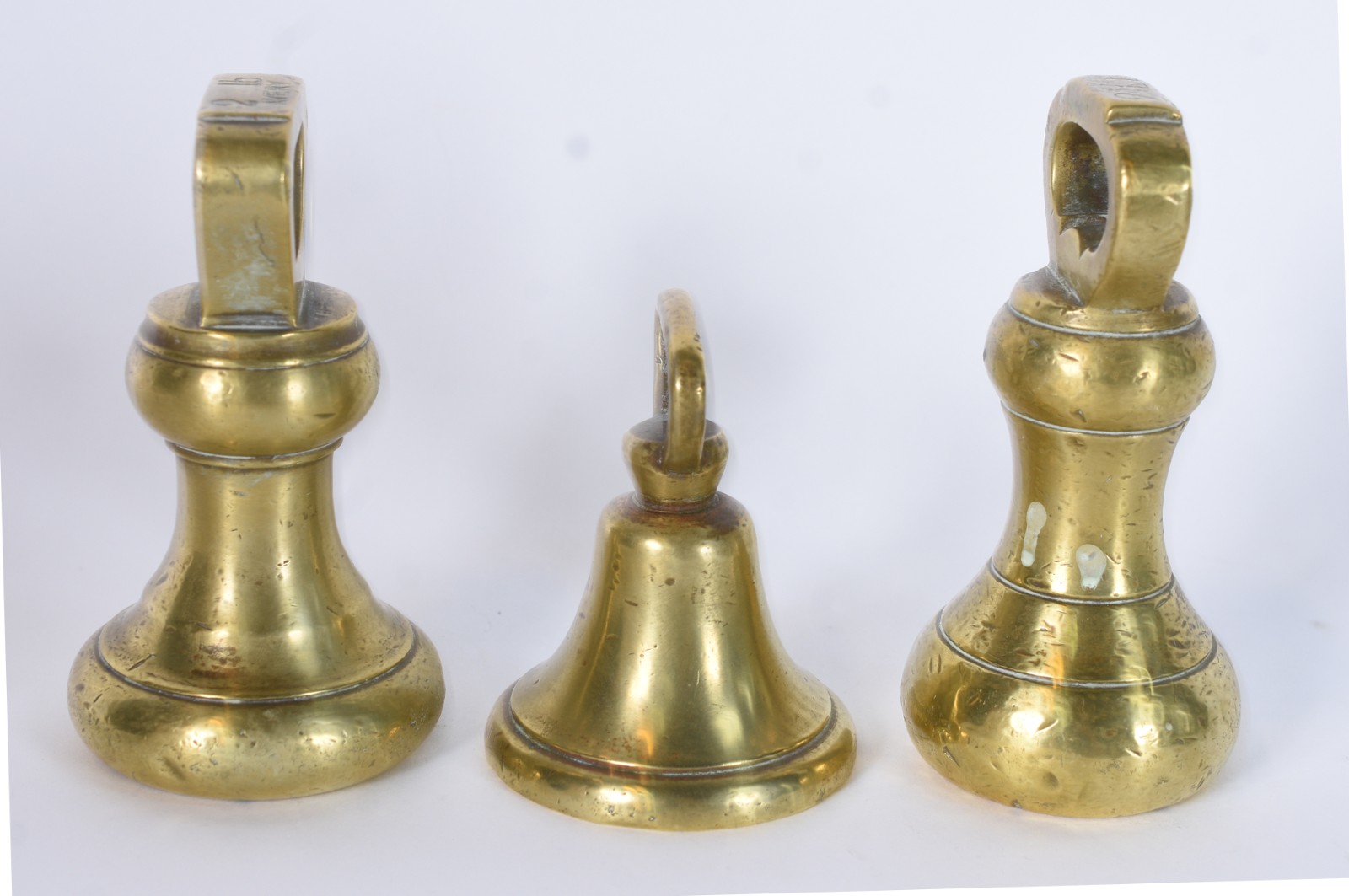 Três pequenas peças decorativas de bronze. - foto 2 de 6