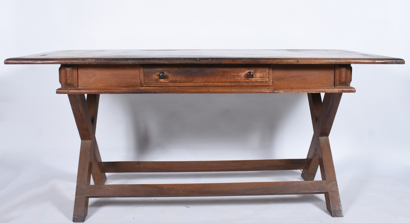 Mesa de madeira nobre, estilo colonial brasileiro, uma gaveta e... - foto 2 de 10