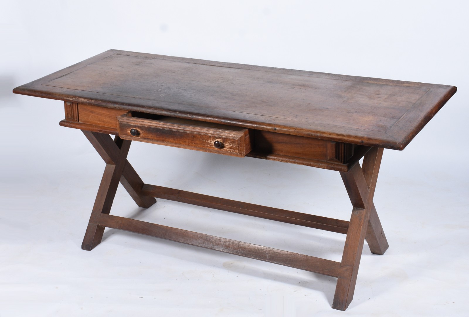 Mesa de madeira nobre, estilo colonial brasileiro, uma gaveta e... - foto 3 de 10