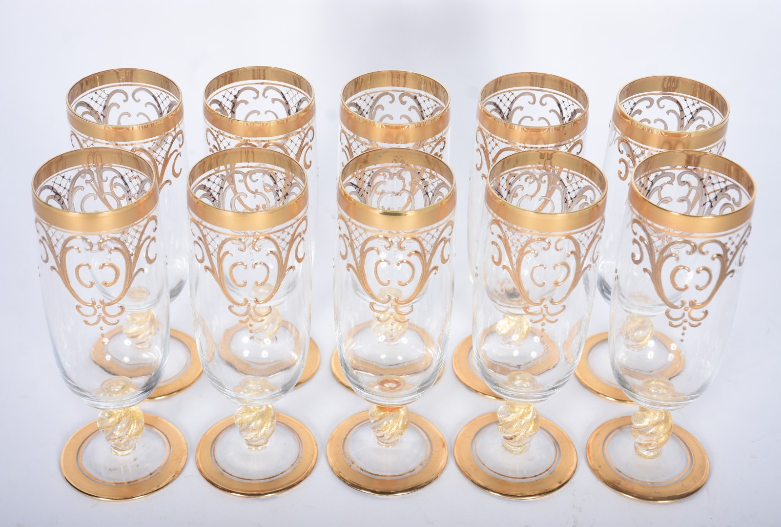 Dez flutes de cristal com guirlandas douradas e pés retorcidos com pó... - foto 1 de 4