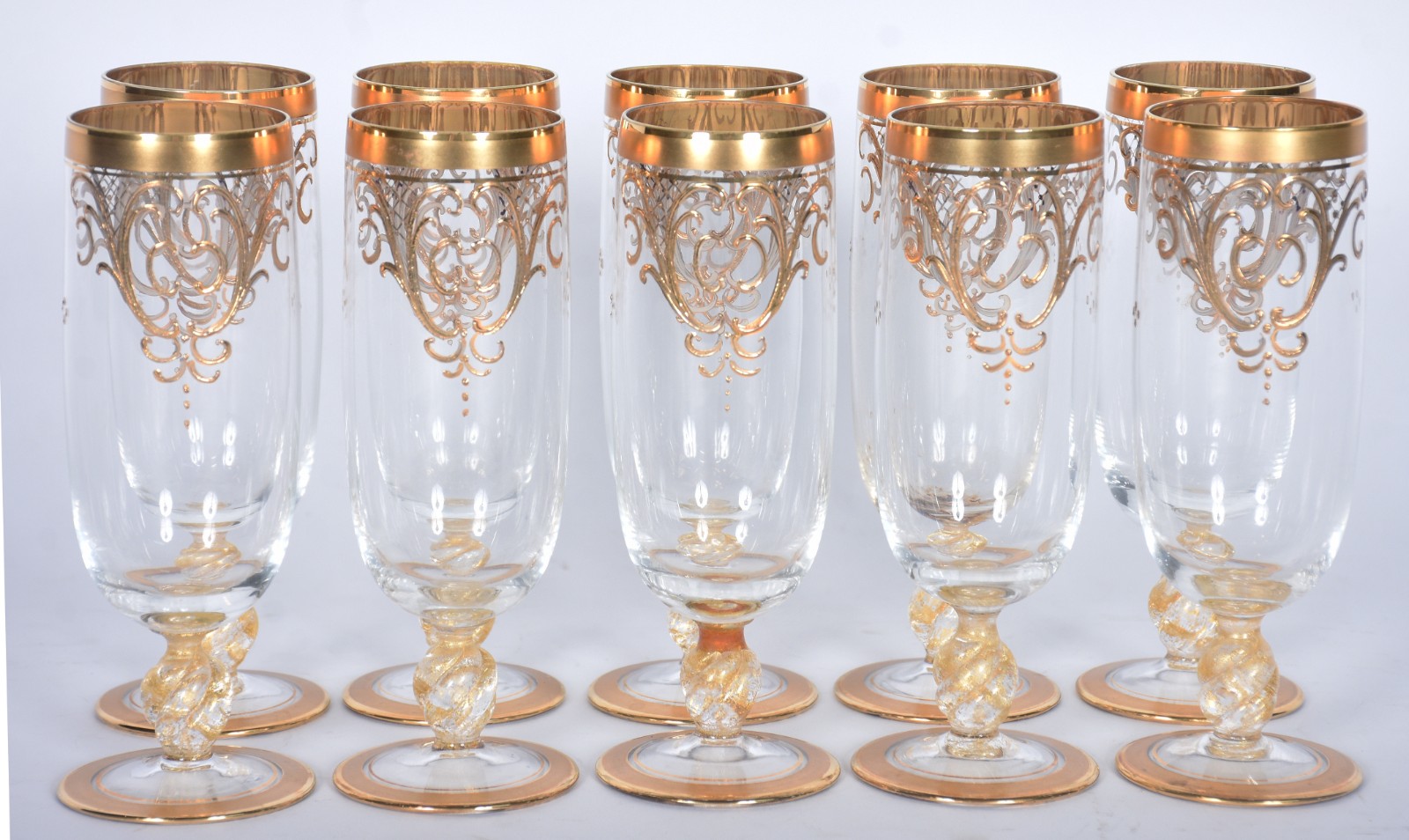 Dez flutes de cristal com guirlandas douradas e pés retorcidos com pó... - foto 2 de 4