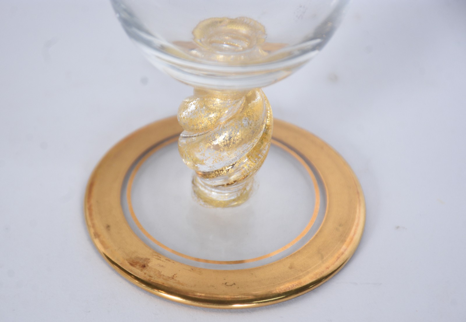 Dez flutes de cristal com guirlandas douradas e pés retorcidos com pó... - foto 4 de 4