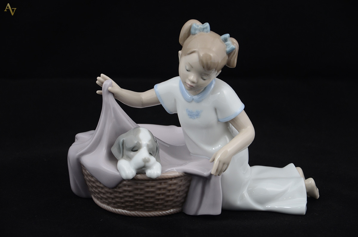 NAO - Escultura de porcelana espanhola representando menina com... - foto 1 de 2