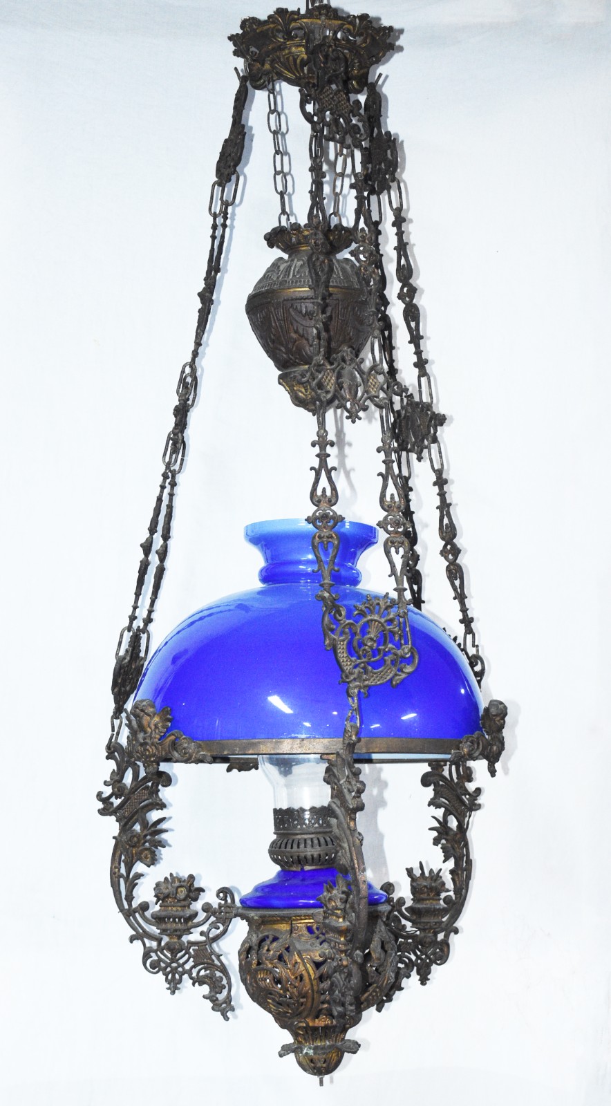 Lustre de metal com cúpula de vidro azul. - foto 1 de 5