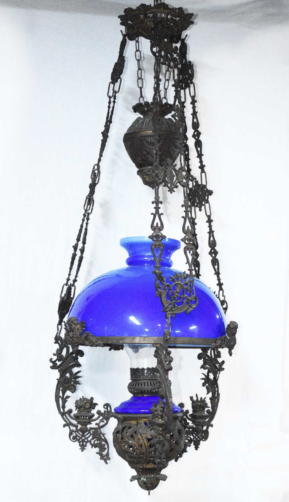 Lustre de metal com cúpula de vidro azul. - foto 2 de 5