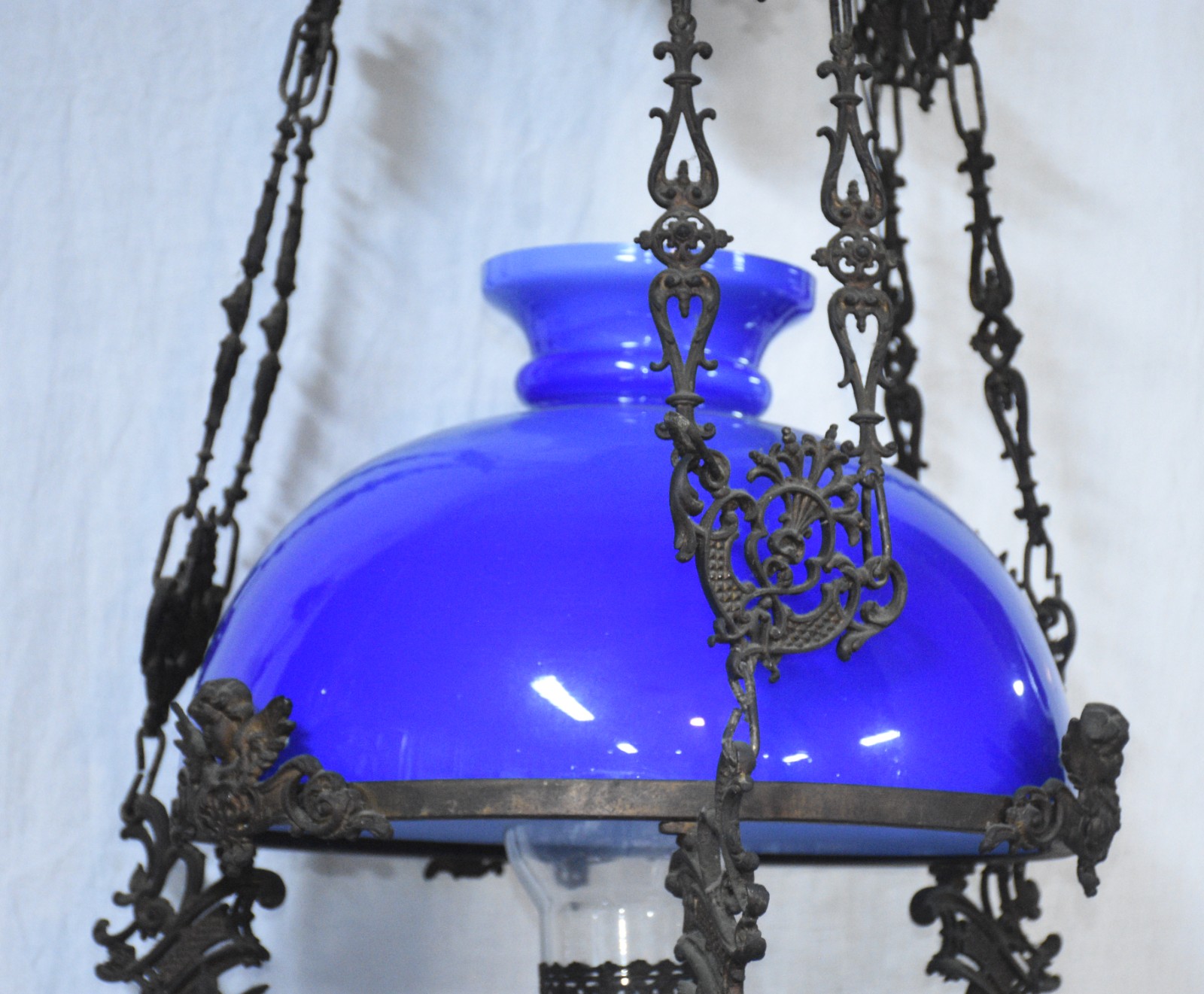 Lustre de metal com cúpula de vidro azul. - foto 3 de 5