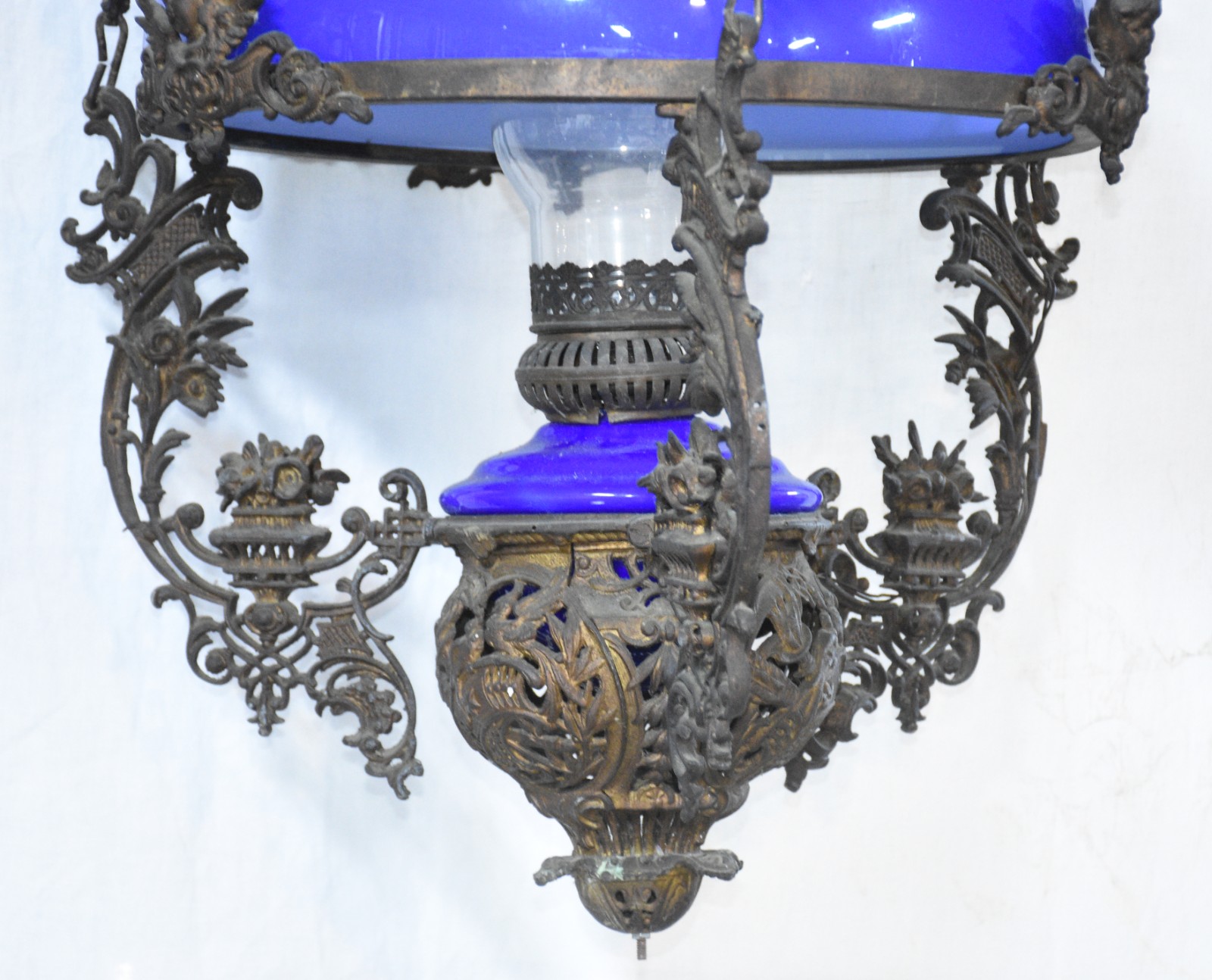 Lustre de metal com cúpula de vidro azul. - foto 4 de 5