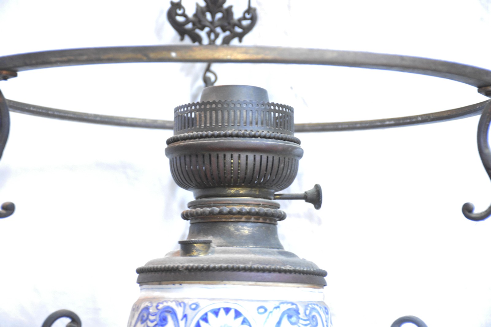 Lanterna de teto de metal prateado com detalhe em cerâmica. Faltando... - foto 3 de 6