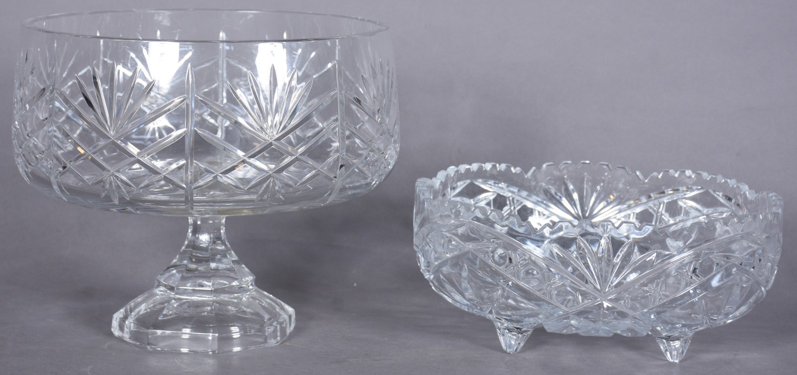 Duas fruteiras de cristal lapidado, sendo uma de pé alto e a outra... - foto 1 de 6