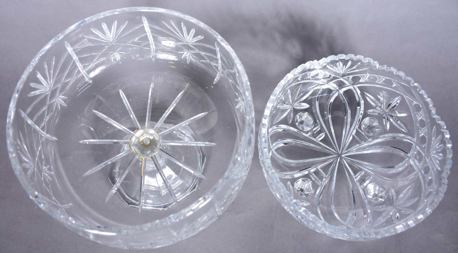 Duas fruteiras de cristal lapidado, sendo uma de pé alto e a outra... - foto 2 de 6