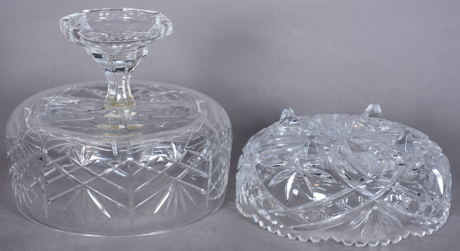 Duas fruteiras de cristal lapidado, sendo uma de pé alto e a outra... - foto 3 de 6