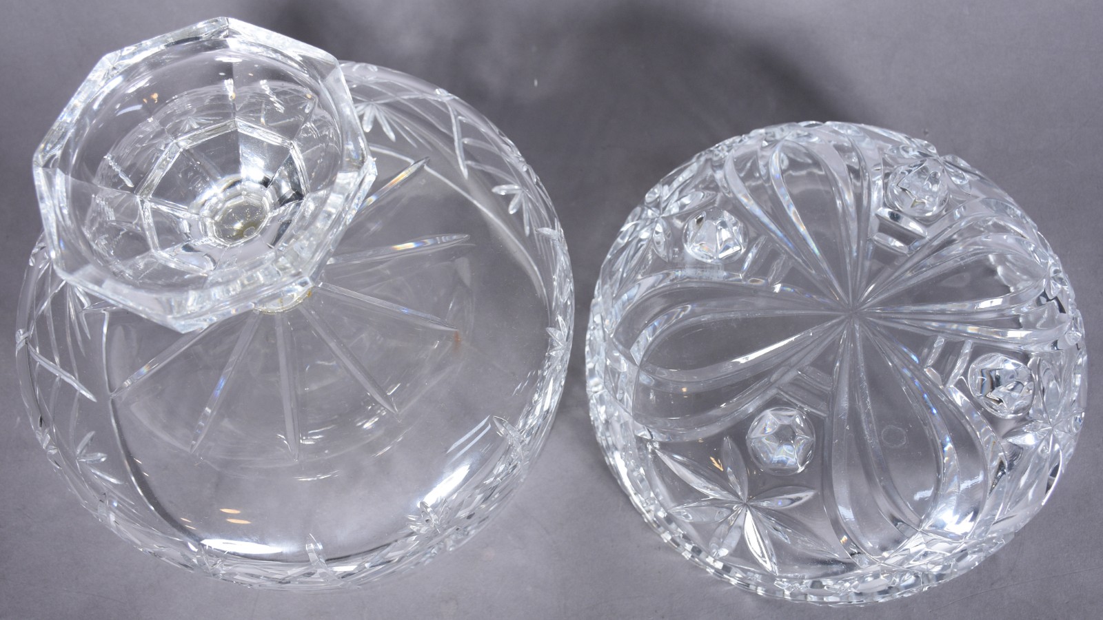 Duas fruteiras de cristal lapidado, sendo uma de pé alto e a outra... - foto 4 de 6