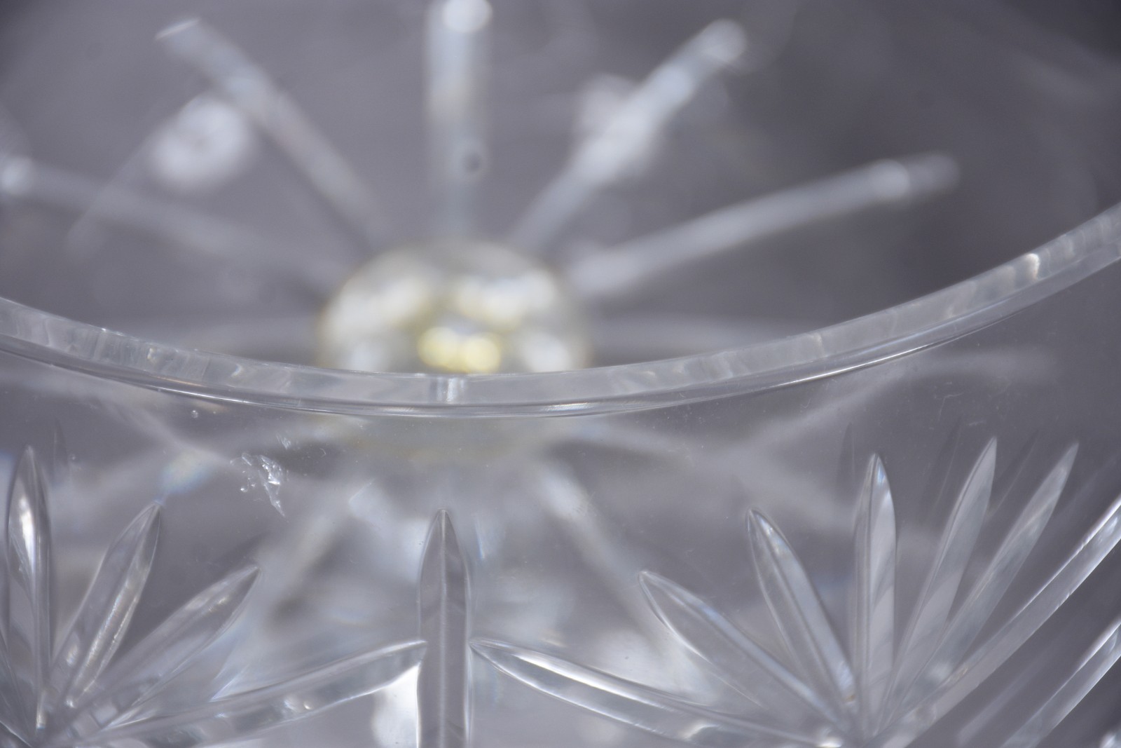 Duas fruteiras de cristal lapidado, sendo uma de pé alto e a outra... - foto 5 de 6