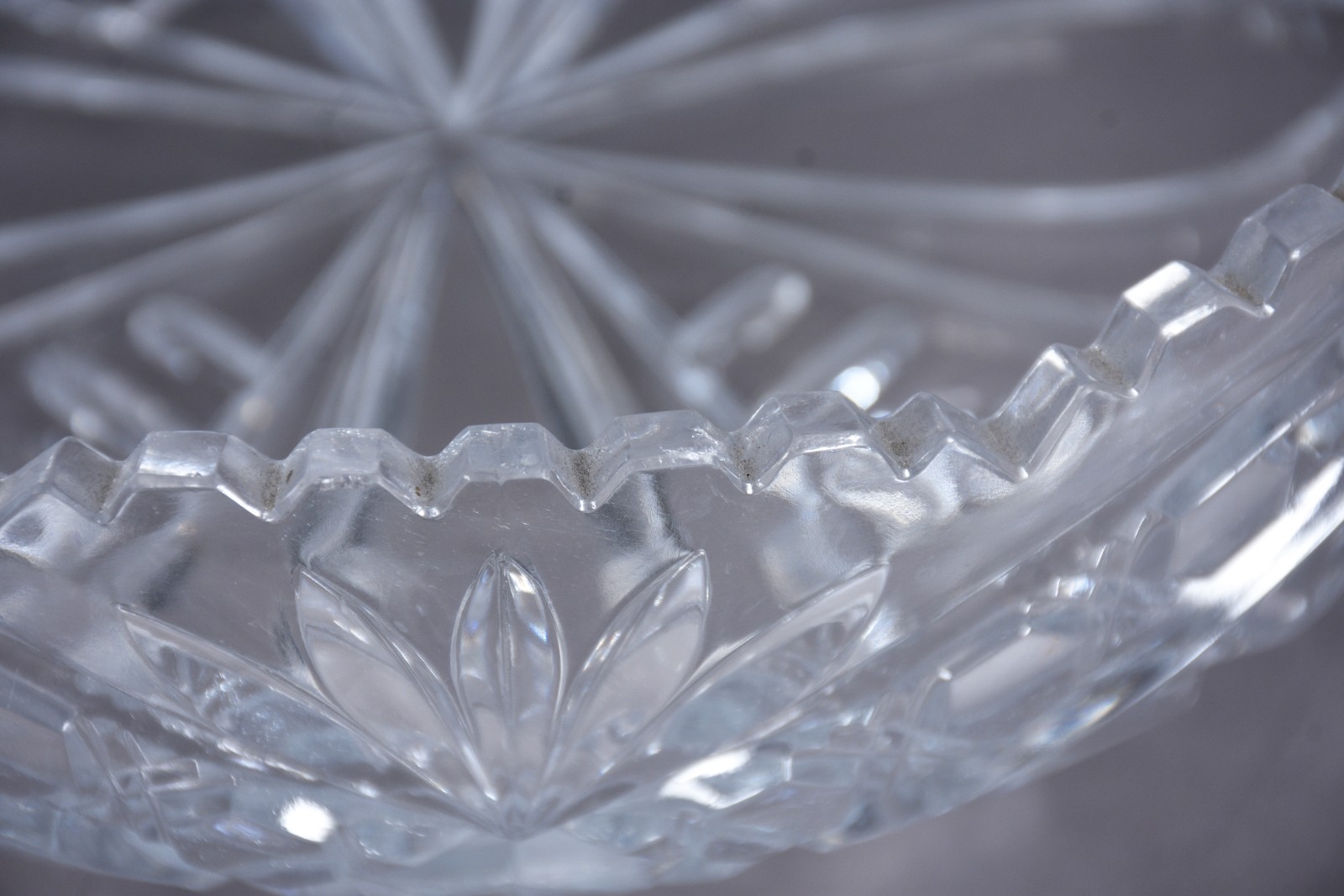 Duas fruteiras de cristal lapidado, sendo uma de pé alto e a outra... - foto 6 de 6