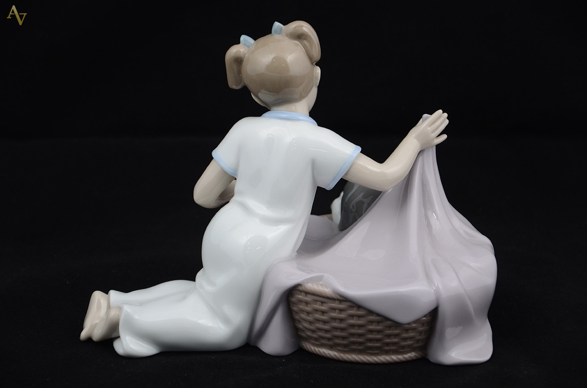 NAO - Escultura de porcelana espanhola representando menina com... - foto 2 de 2