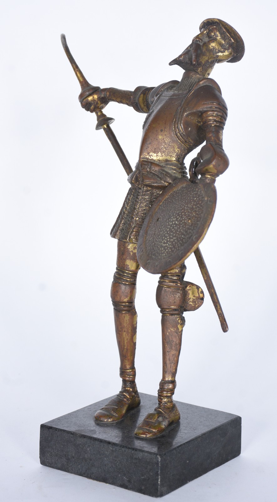 Estatueta de metal dourado represetando Dom Quixote. Lança quebrada. - foto 1 de 8